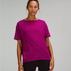 BACK IN ACTION SHORT SLEEVE
Magenta Purple Size: 16